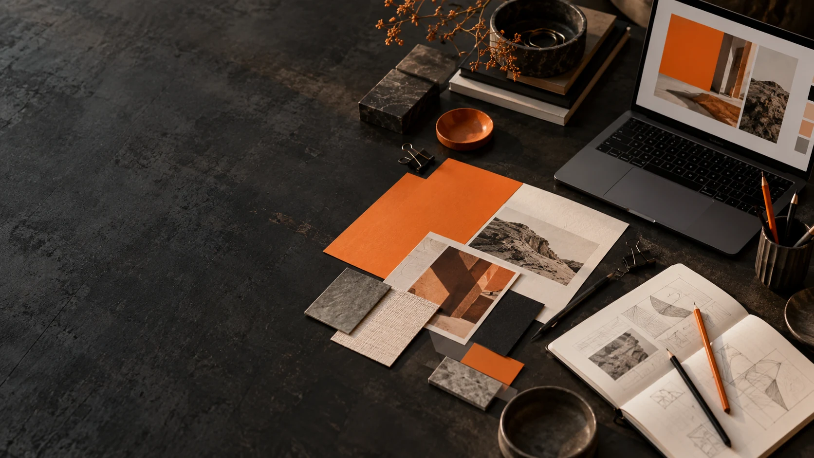 Escena conceptual de planificación creativa con materiales de campaña sobre una mesa, sin personas